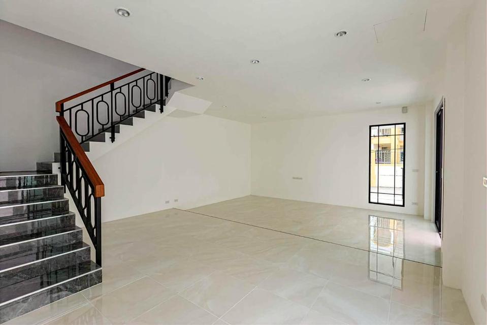 ขายบ้านแฝดสร้างใหม่ พัทยากลาง ราคาเริ่มต้น 4.99 ล้าน หน้าบ้านกว้าง 3 นอน 3 น้ำ พื้นที่ใช้สอยเยอะ 6