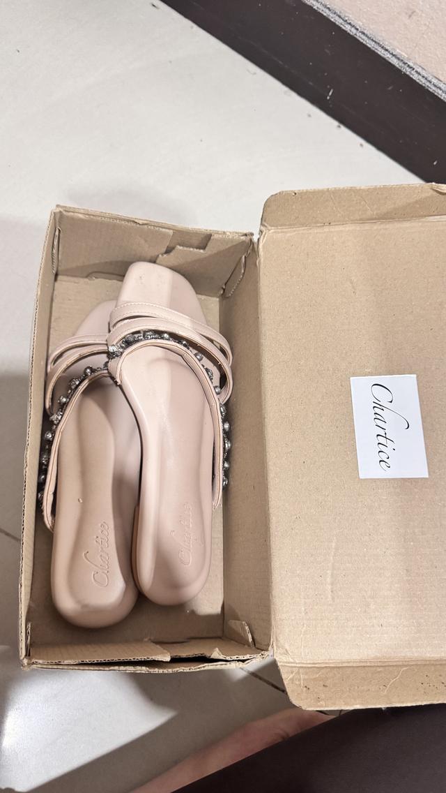 Chartice ซึ่งเป็นรองเท้าแฟชั่นที่มีดีไซน์สายคาดประดับเพชรหรือมุกให้ลุคที่ดูหรูหรา