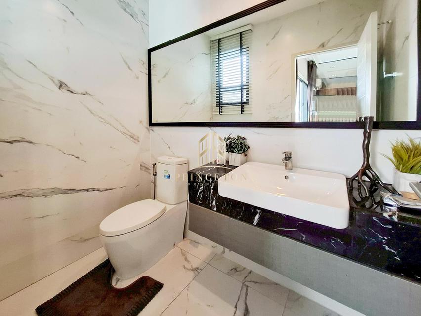 Grand Bangkok Boulevard Rama 9 A luxurious corner home located on New Krungthep Kreetha Road 10