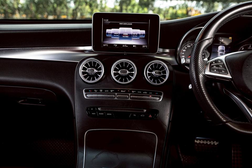 Benz GLC250 4MATIC Coupe AMG Dynamic 4WD SUV ปี 2018 สีดำ มือเดียวป้ายแดง 16