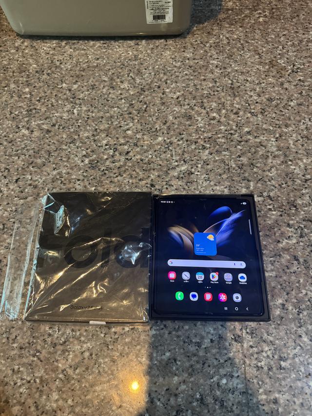ขายSamsungFold4สีPhontom Black256กิ๊กสูนTrueมีกล่องอีมี่ตรงไร้รอยตกใช้งานดีถูกๆ