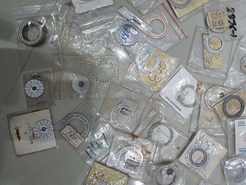 A.อะไหล่ ขอบวันที่ นาฬิกา คละยี่ห้อ คละขนาด เหมาๆ ทั้งหมด WATCH PARTS ALL ของเก่าเก็บ สวยหายากรุ่นเก่า ขายตามสภาพ พร้อมส่ง รูปที่ 4