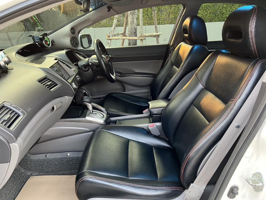 2011 Honda Civic FD ออโต้ สีขาวภายในดำหายาก รถสวยมาก รูปที่ 16