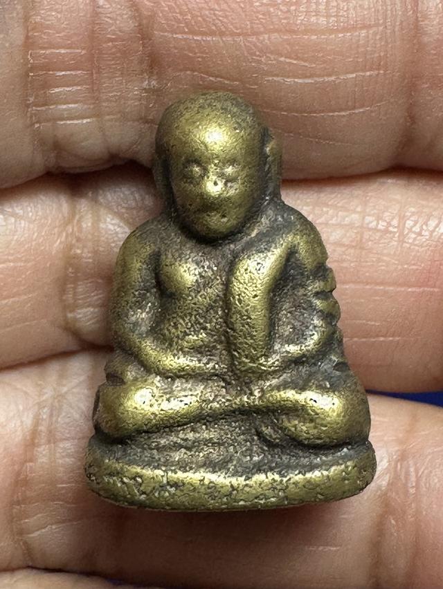 รูปหล่อ ล.พ.เงิน วัดห้วยเขน พิมพ์ B เนื้อโลหะเขียวอมเหลือง