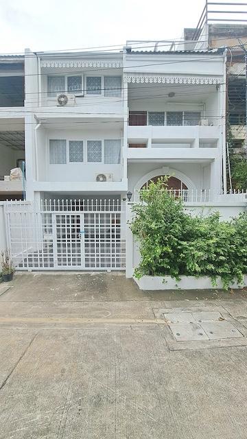 ให้เช่าทาวน์โฮม 3 ชั้น 26.2 ตรว. ย่านเอกมัย 22 ใกล้ทองหล่อ เหมาะพักอาศัย หรือทำโฮมออฟฟิศ