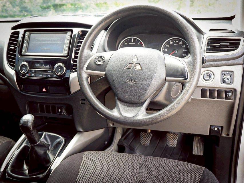 Mitsubishi Triton Megacab 2.4 GLS Limited Plus เกียร์ M/T สีบรอนซ์เทา ปี 2015 11
