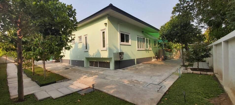 ให้เช่าบ้านสวนไทรม้าขนาด 200 ตรว มี 2 นอน 4 น้ำ  ห้องโถง ครัว พร้อมสวน 2