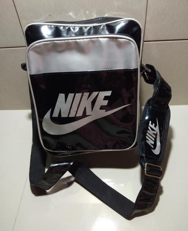 กระเป๋าสะพายข้าง Nike