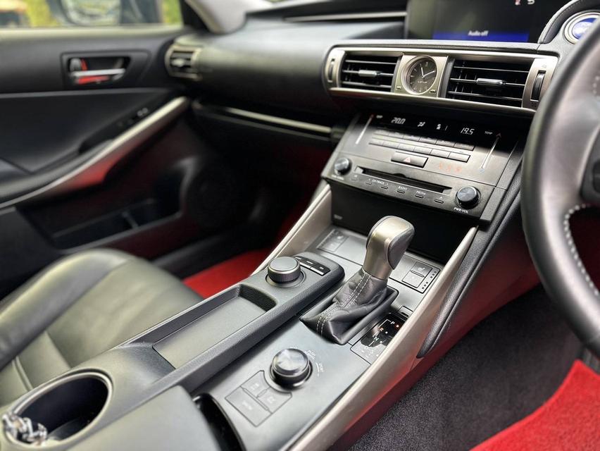 LEXUS IS 300h (2015) 17