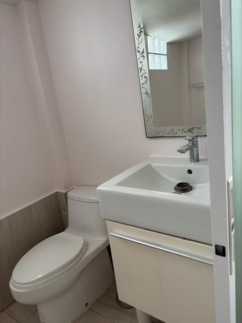 ให้เช่าบ้านเดี่ยว 2 ชั้น 4 ห้องนอน ซอยลาดพร้าว 69 หน้าปากซอยมี รถไฟฟ้าสถานีลาดพร้าว 71 เดินทางสะดวก 4-6 ที่จอดรถ 8