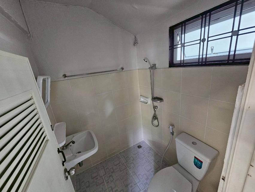 บ้านแฝดในอยุธยา ติดถนนสายเอเชีย เนื้อที่ 28.5 ตรว.  3 ห้องนอน  2 ห้องน้ำ 1 ห้องครัว 2 ที่จอด 9