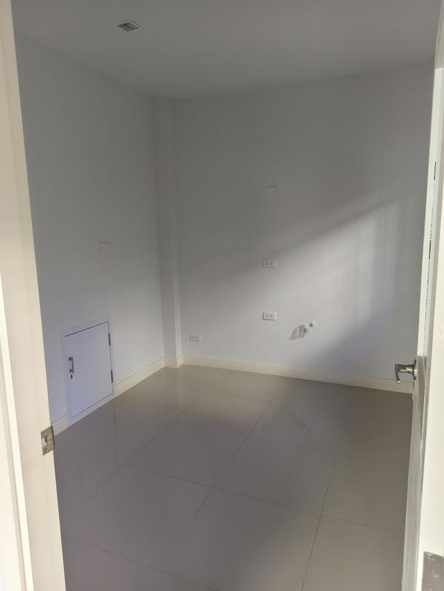 บ้านแฝดสไตล์บ้านเดี่ยว พร้อมติดตั้งระบบโซล่า ตัวบ้านไม่ติดกันสามารถเดินรอบบ้านได้ ก่อสร้างด้วยอิฐมอญแดง 12