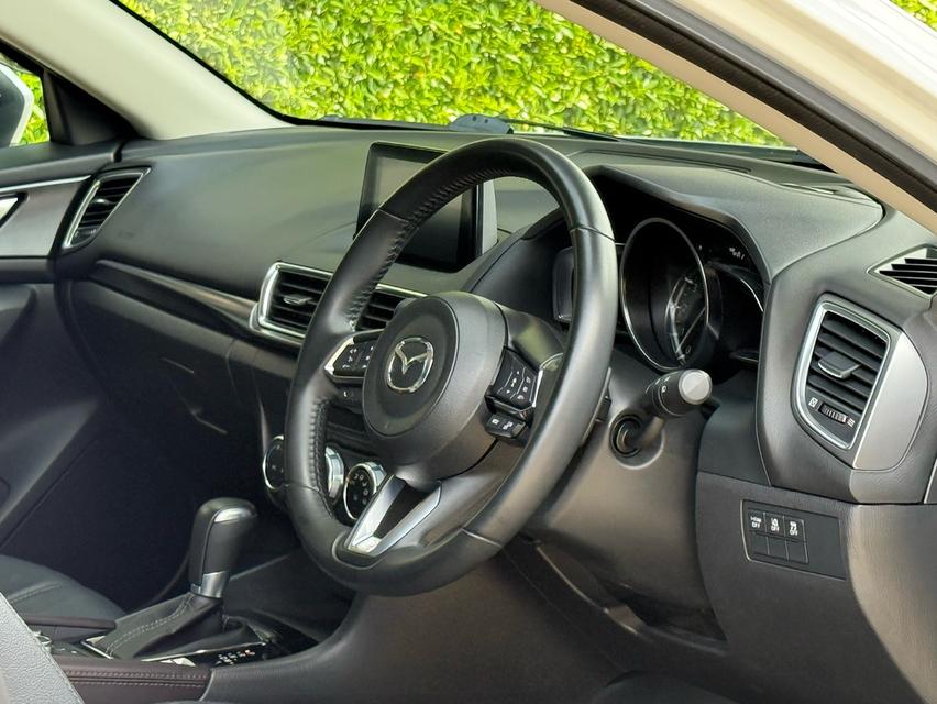 2018 MAZDA 3 2.0 SP SPORT รถมือเดียวออกป้ายแดง รถวิ่งน้อยเพียง 70,000 กม ประวัติศูนย์ครบ รถไม่เคยมีอุบัติเหตุครับ 10
