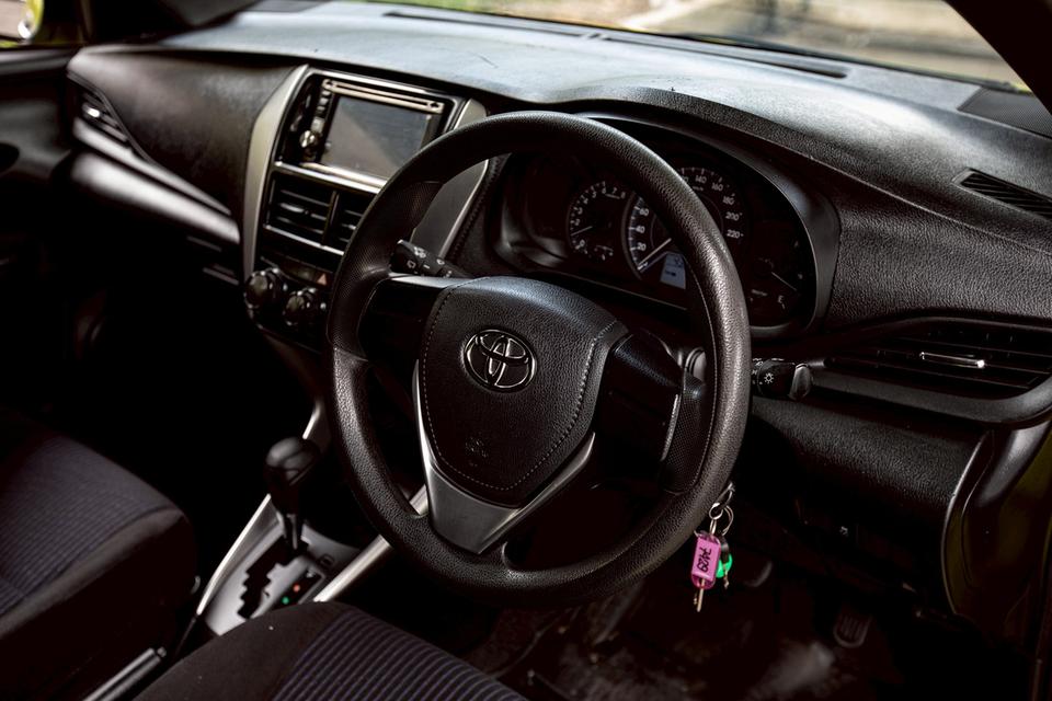 Toyota Yaris Ativ 1.2Entry ปี 2018 สีเหลือง สภาพใหม่มากๆ  14