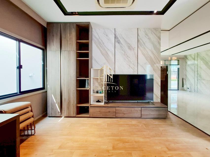 Grand Bangkok Boulevard Rama 9 A luxurious corner home located on New Krungthep Kreetha Road 10
