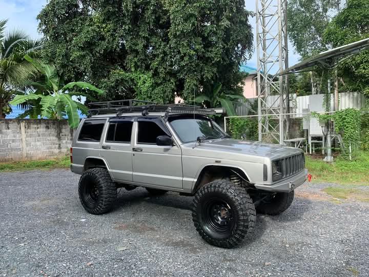 Jeep Cherokee สีเทา