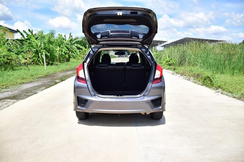 ขับสนุกวัยรุ่นชอบ / ฟรีดาวน์ HONDA JAZZ 1.5SV โฉมGK สีเทากัล /ออโต้ จอทัสกรีน เบาะหนังแท้ ครูสคอลโทล พุตสต๊าท /ประหยัดน้ำมัน /กล้องหลัง โทร0957401220 12