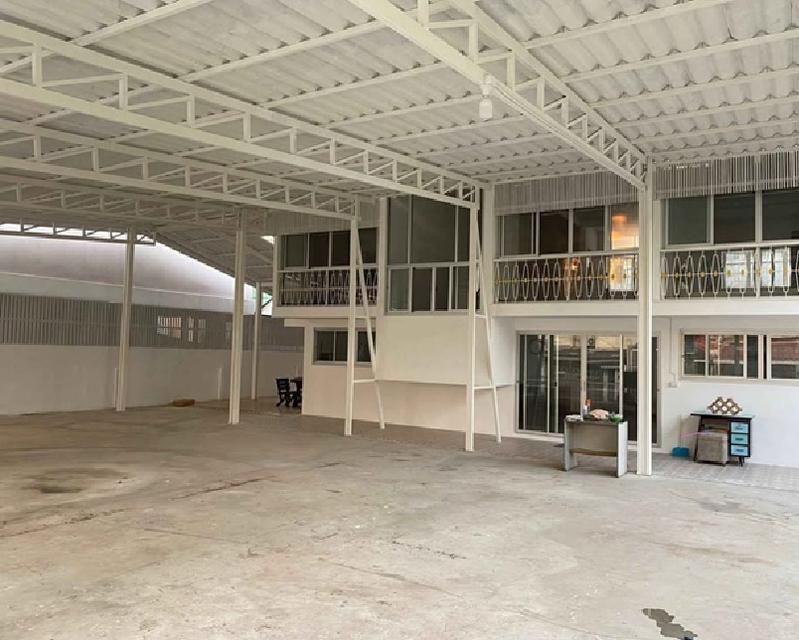 ให้เช่าบ้านเดี่ยว 2 ชั้น ซอยลาดพร้าว เข้าซอย 150 เมตร ทำเลดีมาก ใกล้ MRT ลาดพร้าว เดินได้ พื้นที่ดิน 105 ตารางวา แอร์ -3 เครื่อง 1