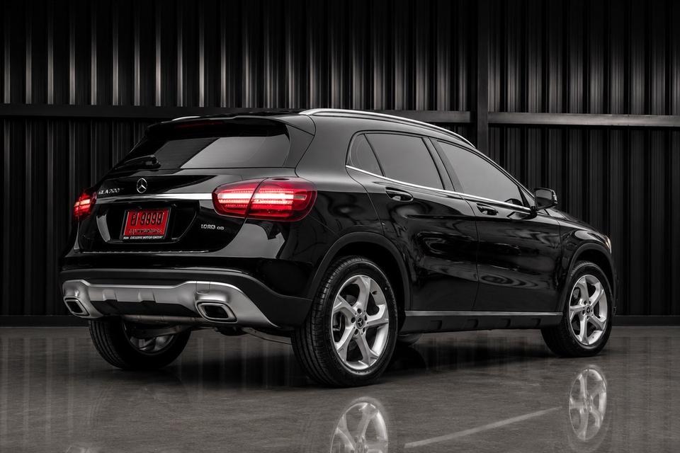 Mercedes Benz GLA200 Urban Cosmos Black 2019 รูปที่ 4