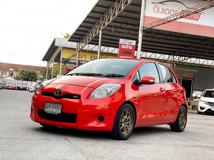 Toyota Yaris สีแดงสดสวยๆ 3