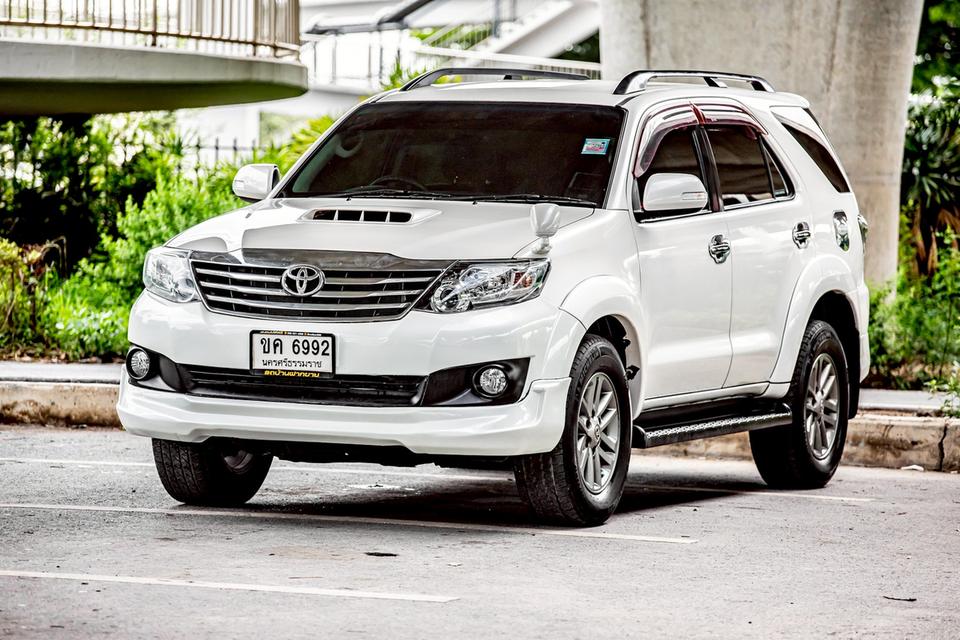 TOYOTA FORTUNER 3.0V ภายในดำ สีขาว ปี 2012 เกียร์ออโต้