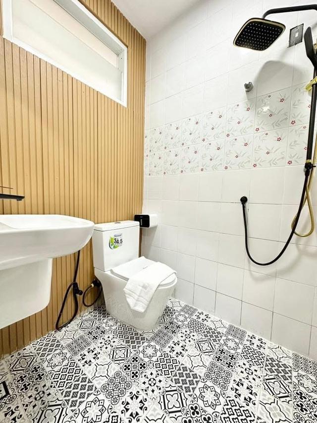 บ้านเดี่ยวพร้อมอยู่-พร้อมปล่อยเช่า ซื้อแล้วรับค่าเช่าได้เลย ทำเลดี 50 ตรว. 4 นอน 3 น้ำ ใกล้ห้างสรรพสินค้า ใกล้โรงเรียน ใกล้โรงพยาบาล ติดถนนเส้นหลัก 18