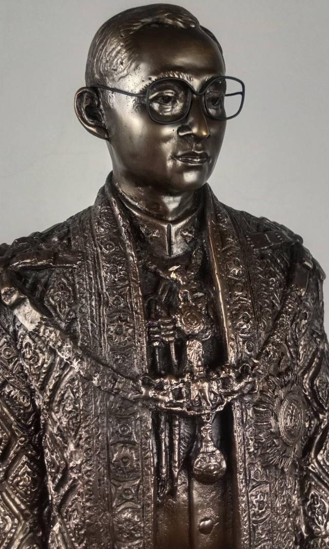 654.พระบรมรูปหล่อในหลวงรัชกาลที่ 9 พระบาทสมเด็จพระปรมินทรมหาภูมิพลอดุลยเดช (รมดำ) รูปที่ 9