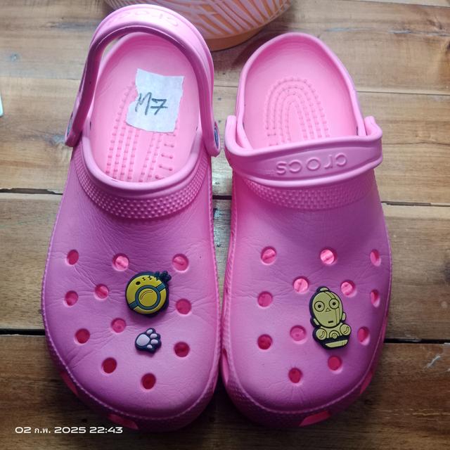 รองเท้า CROCS มือ2 แท้ 100% สีชมพู ขนาด M7 หรือ เบอร์ 40 ยาว25-25.5ซม. สภาพเกิน80% สอบถามข้อมูลเพิ่มเติม Line : @992pqepo 8