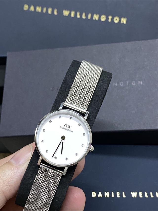 นาฬิกา Daniel Wellington Petite Lumine Pressed Mesh สีเงิน 28mm