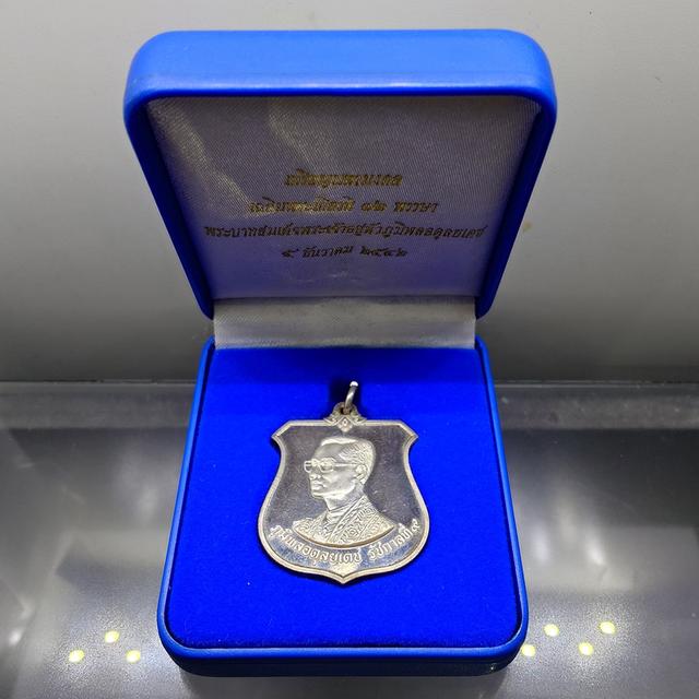 เหรียญมิ่งมหามงคล 6 รอบ ในหลวง รัชกาลที่ 9 เนื้อเงินขัดเงา ปี 2542 พร้อมกล่องเดิมๆ