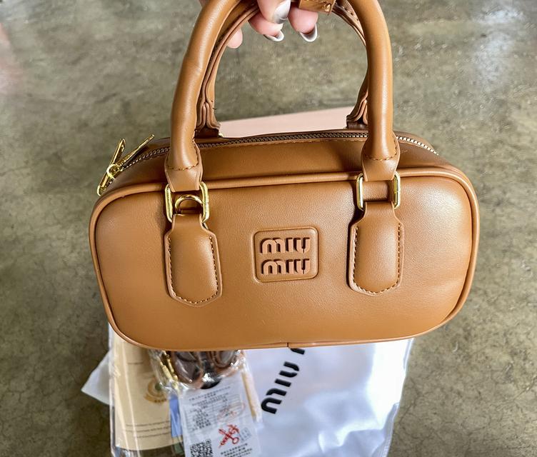 Miu Miu Arcadie Leather Bag มีอุปกรณ์ครบค่าาาา ไม่มีการใช้งานค่ะ แกะดูของอย่างเดียว ของจริงน่ารักเวอร์ๆๆ