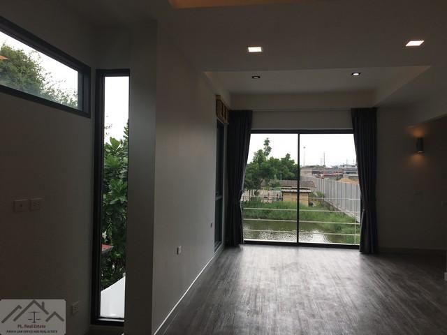 ขายบ้านเดี่ยวสไตล์โมเดิร์นย่านเลียบด่วน 61 ตรว. หมู่บ้านมณียา ถนนประดิษฐ์มนูธรรม หลังบ้าน วิวบึงน้ำ มุมพักผ่อนส่วนตัวท่า 6