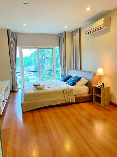 MRT เลี่ยงเมืองปากเกร็ด 600 ม. เซ็นทรัล แจ้งวัฒนะ 1 กม. บ้าน2 ชั้นพร้อมสวน 72 ตร.วา. 290 ตร.ม. ทำเลยอดเยี่ยม จัดเต็มเฟอร 2