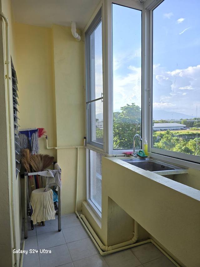 ค่าเช่าเดือนละ 5,500 รวมส่วนกลางแล้ว ค่าไฟจ่ายตามจริง สัญญา 1 ปี จ่าย 10,500 เข้าอยู่ได้เลย เฟอร์นิเจอร์ครบ ทีวี ตู้เย็น เครื่องซักผ้า ตู้เสื้อผ้า ห้อ 6