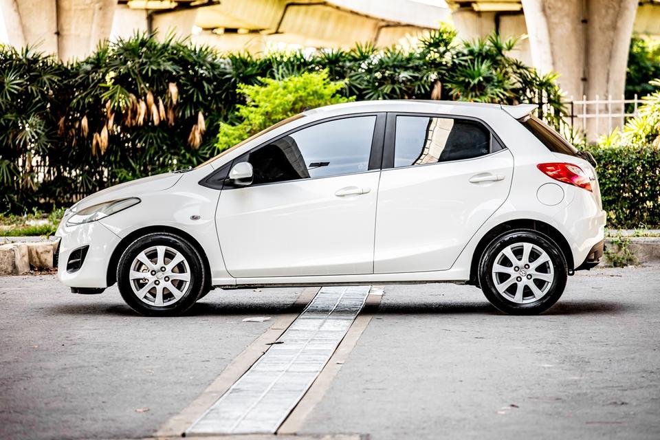 Mazda2 1.5 Groove Sport สีขาว ปี 2012  4