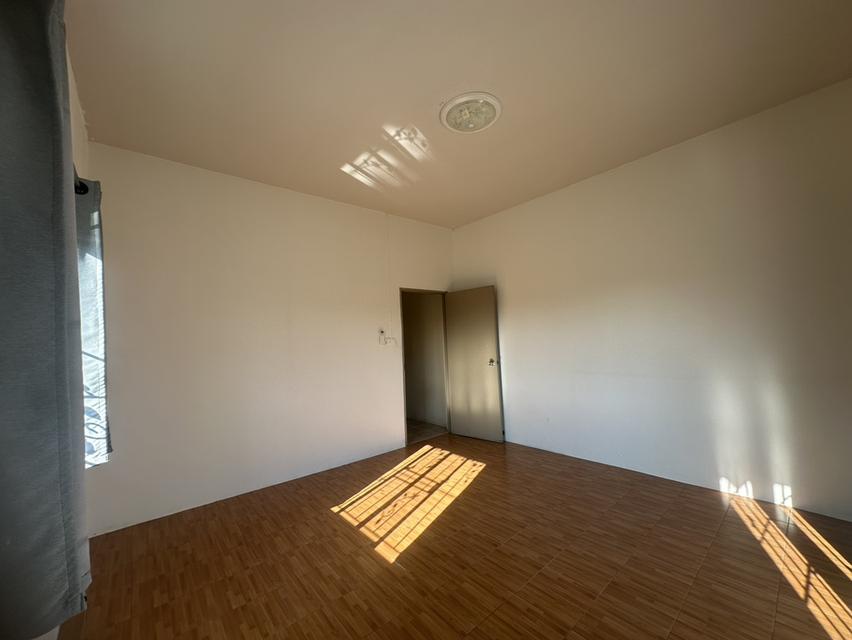 New Renovate Townhouse ร่มเกล้า ซอย 6 แปลงหัวมุม 34 ตรว 2 ห้องนอน 2 ห้องน้ำ 2 ที่จอดรถ  2.35 ลบ 13