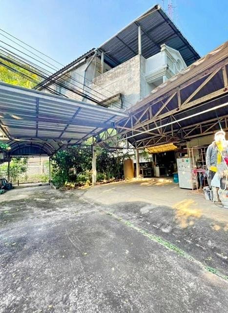 อาคารพาณิชย์ 4 ชั้น 2คูหา สนามบินลำปาง 1.15กม. ที่ดินใหญ่มาก 126ตรว.ที่ดินหลังบ้าน 8นอน 506ตรม. บิ๊กซี ลำปาง 2.3 กม. แม็
