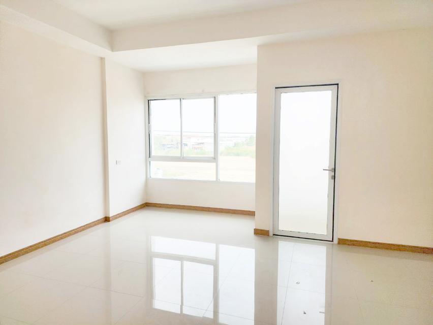 ให้เช่า อาคารพาณิชย์ 3 ชั้น ทำเลติดถนน ใกล้ตลาดลาดสวาย ลำลูกกา คลอง 4 ปทุมธานี หน้ากว้าง จอดรถสะดวก มีประตูกระจก พร้อมทำธุรกิจและพักอาศัย shophouse 9