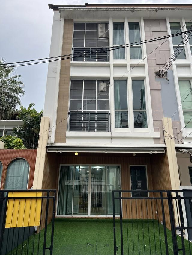 ขาย ทาวเฮ้าท์3ชั้น บ้านกลางเมือง ศรีนครินทร์ 46 บ้านหัวมุมติดสโมสร ทั้งโครงการมีแค่2หลัง 1