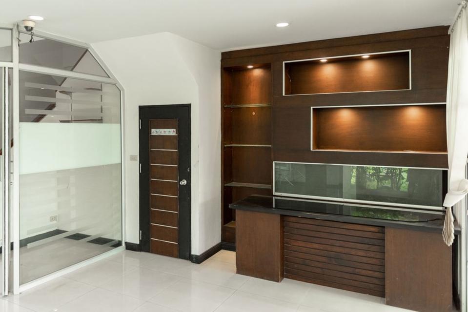 ทาวน์โฮมให้เช่า หมู่บ้านชาลิสา ลาดพร้าววังหิน 34 6ห้องนอน 2