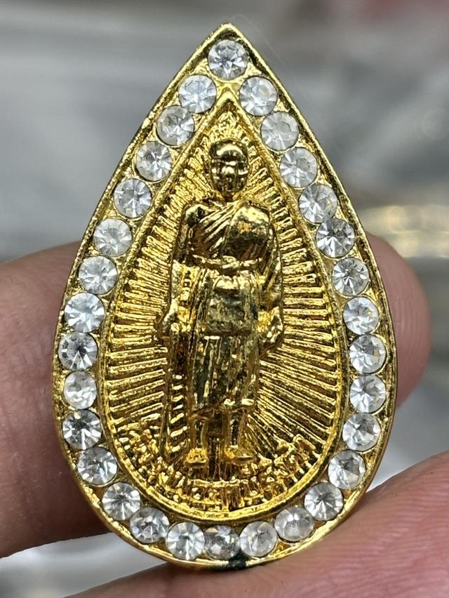 เข็มกลัด หลวงพ่อฤาษีลิงดำ วัดท่าซุง อุทัยธานี พ.ศ.๒๕๔๐ กล่องเดิม สวยครับ