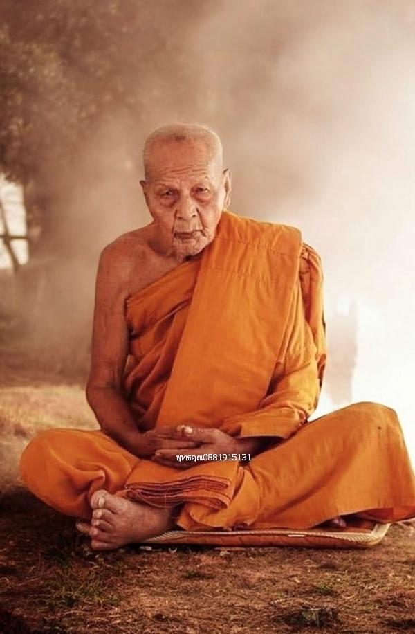 รูปถ่ายพ่อแก่เจ้าแสง สายสิญจน์ผูกข้อมือ วัดประเวศน์ภูผา วัดบ้านตรัง จ.ปัตตานี 5