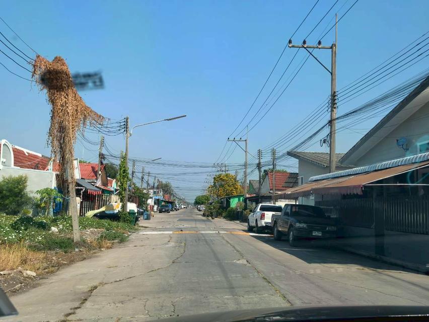 ที่ดินเปล่า60.7และ60ตรว. คลอง8 ถ.รังสิตนครนายก  อยู่ในหมู่บ้านณัฐวดี ซอย38 จากหน้าหมู่บ้านถึงที่ดินประมาณ 1.3โล 1