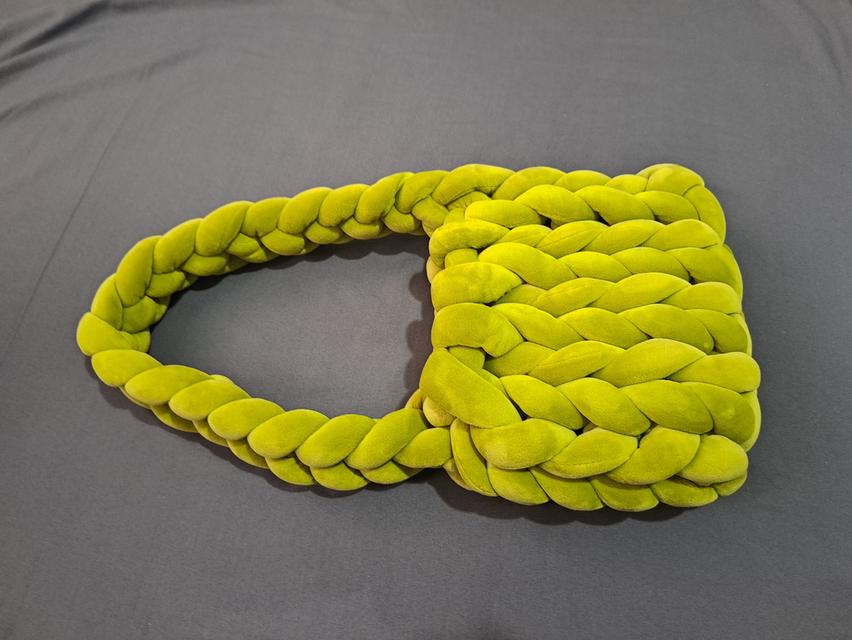 กระเป๋าถักไหมพรมเส้นใหญ่