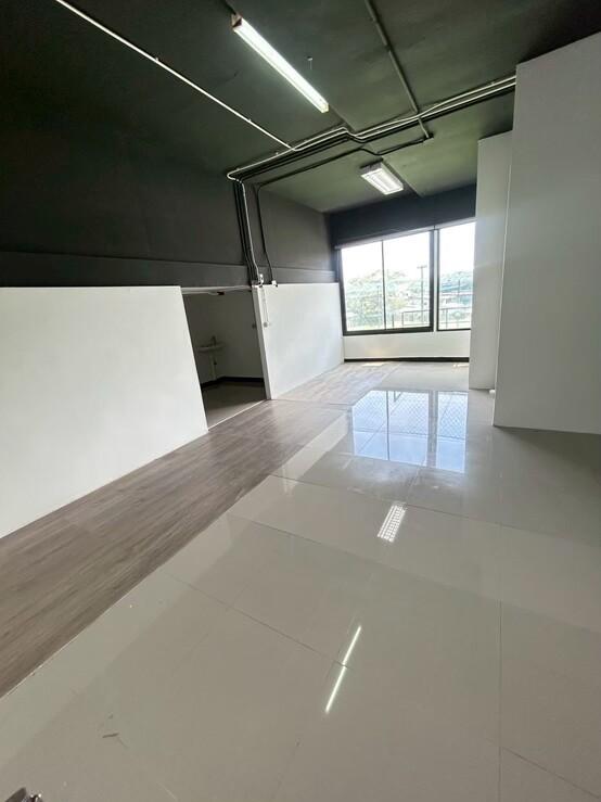 Office for Rent มีหลายแบบหลายขนาด 100-300 ตร.ม. เริ่มต้น 250 บาท/ตร.ม. เดินถึง Lotus ตรงข้ามเซ็นทรัล 3 4