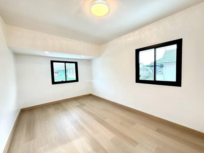 หมู่บ้านพฤกษา14A วัดลาดปลาดุก  ทาวน์เฮาส์ 2 ชั้น หลังมุม ตกแต่งใหม่พร้อมอยู่ มีห้องนอนชั้นล่าง 18