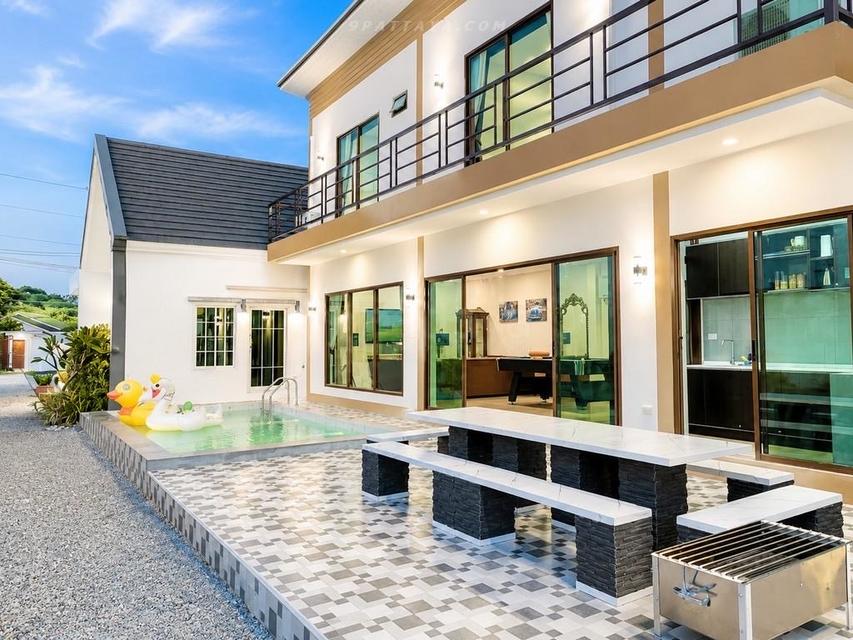 For Sale — Large Pool Villa Compound, Huai Yai PattayaSpacious pool villa compound for sale in Huai Yai, Pattaya, three houses on a land plot. 1