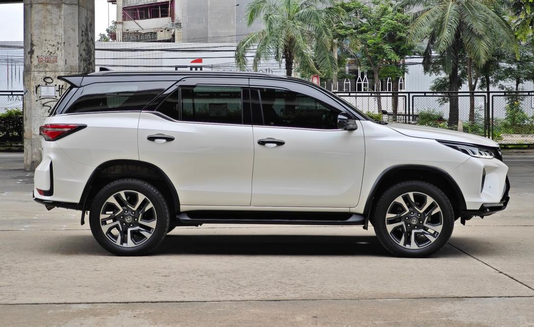 Toyota Fortuner 2.4 LEGENDER BLACK TOP ปี 2021  4