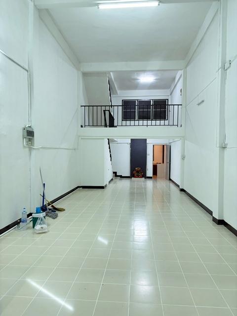 เดอะมอลล์ บางกะปิ MRTรามอินทรา กม.8 2.9กม. นิด้า ซอยเสรีไทย 44-52 สวนสยาม อาคาร 3.5 ชั้น 3 นอน 3 น้ำ 20 ตร.วา. 260 ตร.ม. 2