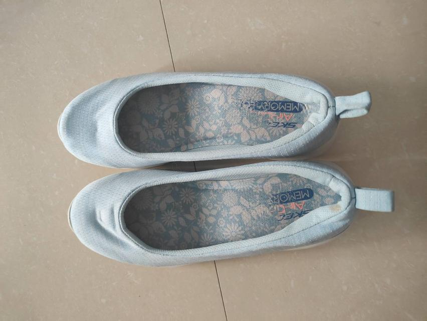 รองเท้า sketchers สีฟ้า